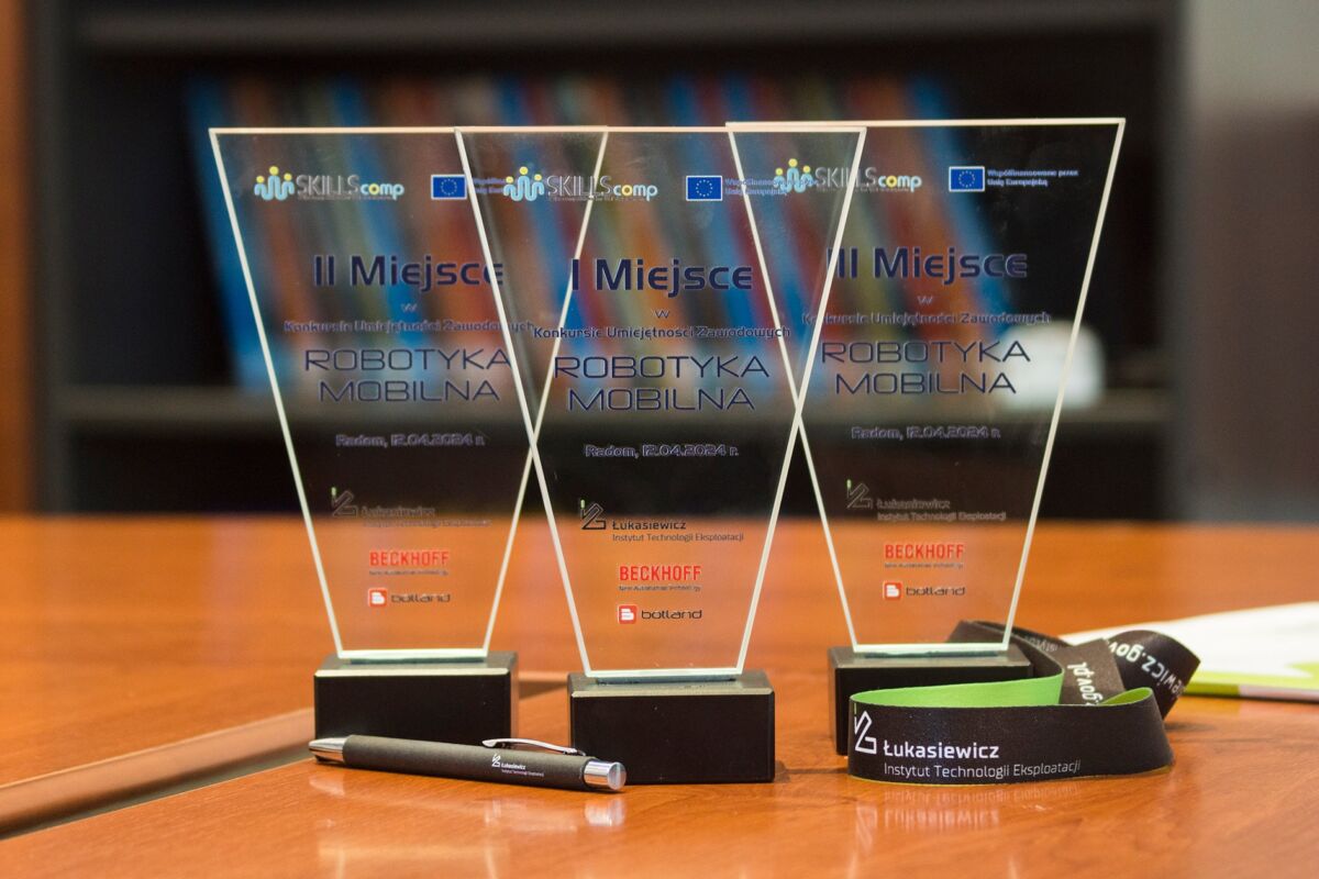 Trzy statuetki za I, II i III miejsce w konkursie SkillsPoland 2023 w kategorii robotyka mobilna, Łukasiewicz–ITEE.